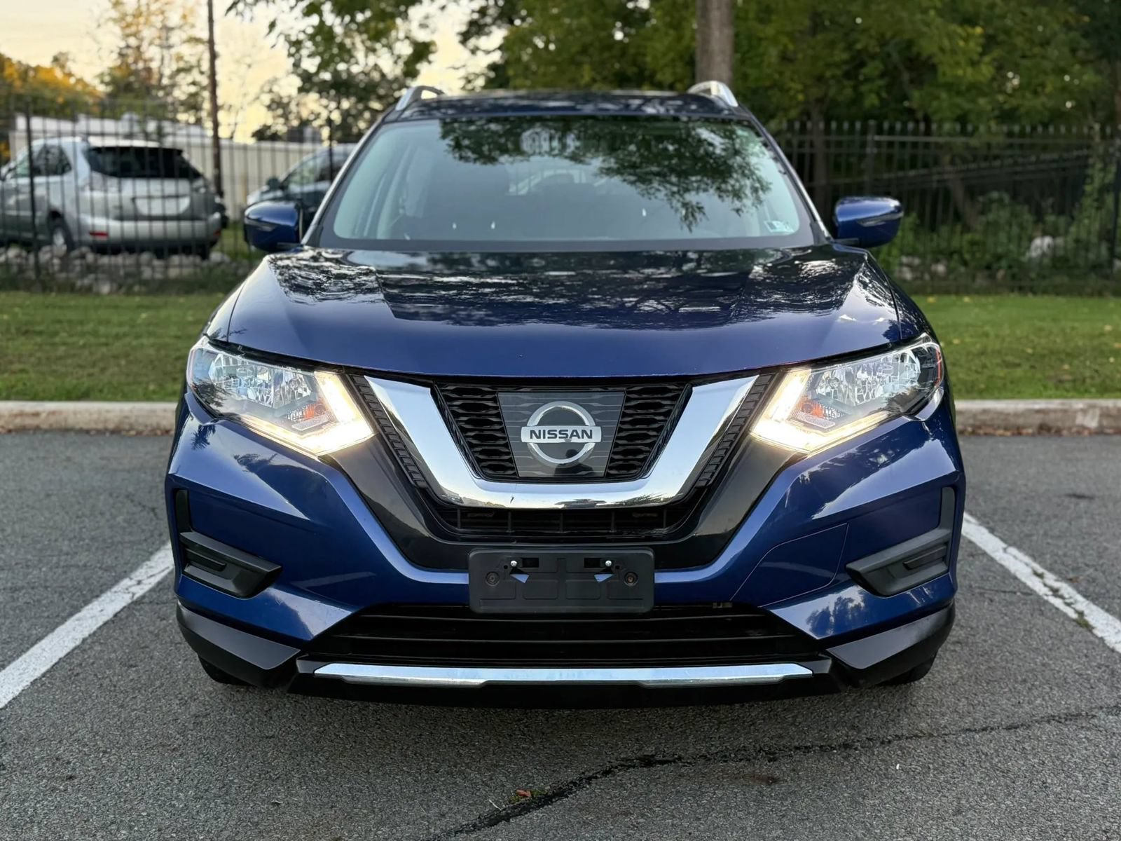 Used 2017 Nissan Rogue SV AWD/4WD image 2