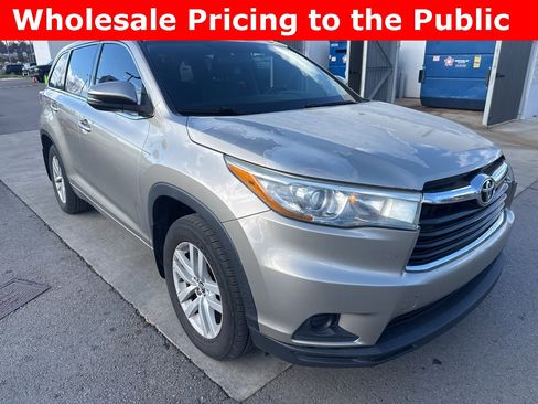 Used 2016 Toyota Highlander LE image 2