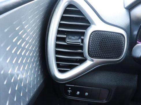 Used 2025 Kia Soul LX w/ LX Technology Package FWD image 23