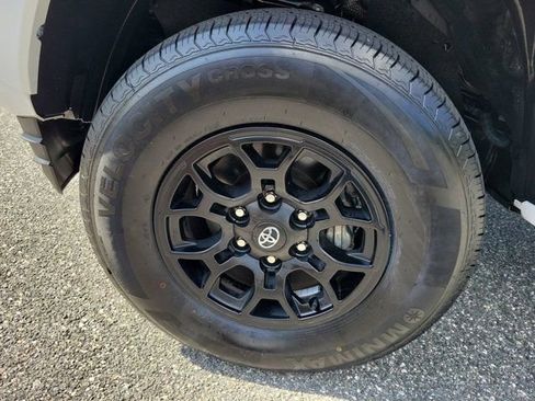 Used 2022 Toyota Tacoma SR5 w/ Technology Package RWD image 17
