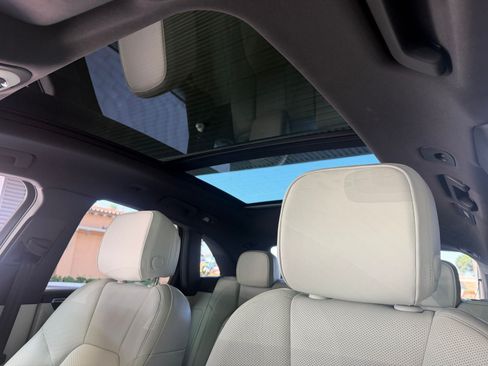 Certified 2023 Porsche Macan AWD/4WD image 11