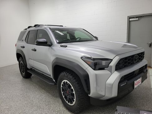 Certified 2025 Toyota 4Runner TRD Off-Road AWD/4WD image 5