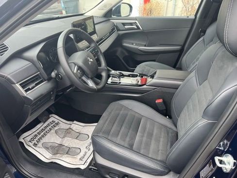 Used 2025 Mitsubishi Outlander SE image 12