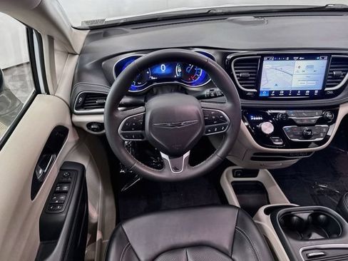 Used 2024 Chrysler Pacifica Limited FWD image 21