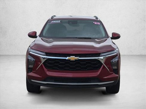 Used 2025 Chevrolet Trax LT w/ LT Convenience Package image 2