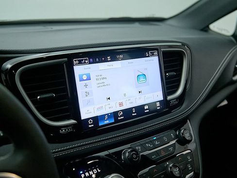 Used 2025 Chrysler Pacifica Select AWD/4WD image 14