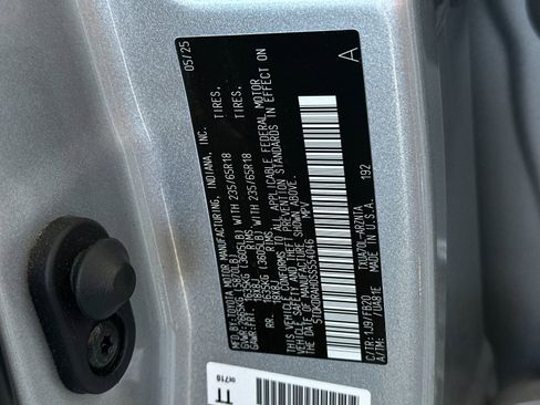 Used 2025 Toyota Highlander LE image 28