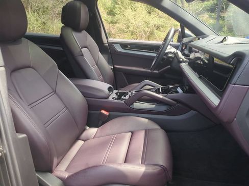 Used 2024 Porsche Cayenne AWD/4WD image 29