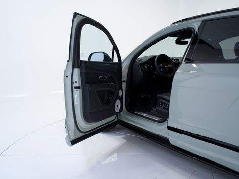 Certified 2025 Bentley Bentayga image 9