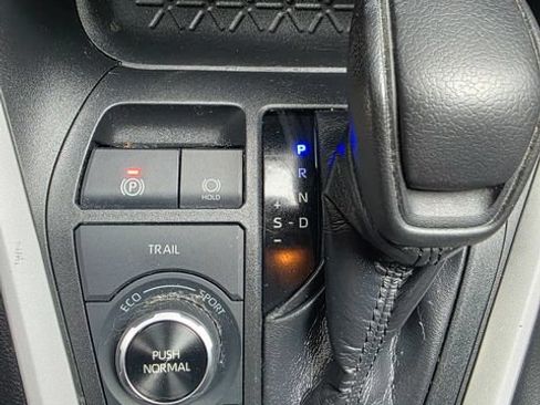 Used 2020 Toyota RAV4 LE AWD/4WD image 10