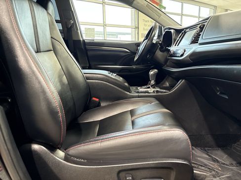 Used 2019 Toyota Highlander SE FWD image 26