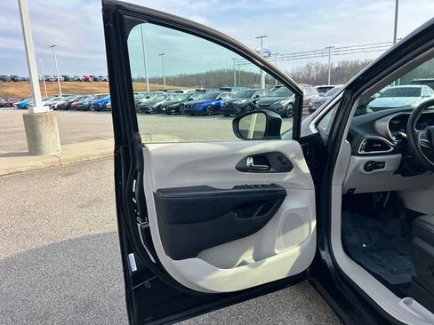 Used 2022 Chrysler Pacifica Touring-L image 30