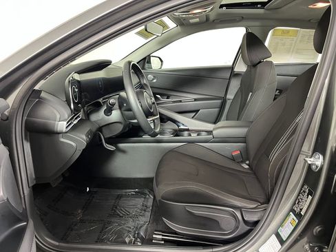 Used 2025 Hyundai Elantra SEL image 11