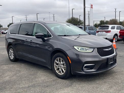 Used 2023 Chrysler Pacifica Touring-L image 3