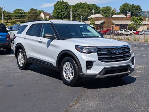 New 2026 Ford Explorer Active RWD image 2