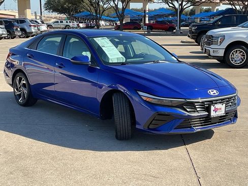 Used 2025 Hyundai Elantra Limited image 4