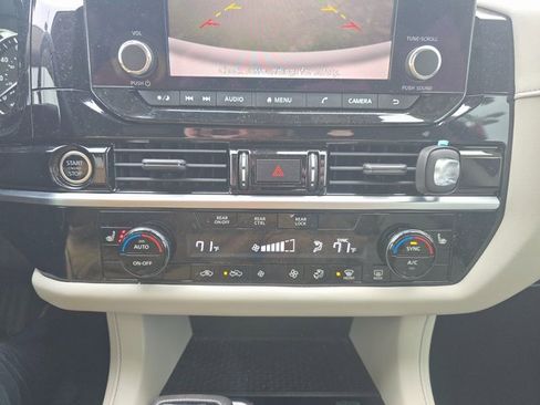 Used 2022 Nissan Pathfinder SV image 17