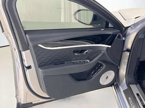 Used 2025 Bentley Flying Spur Plug-In Hybrid AWD/4WD image 16