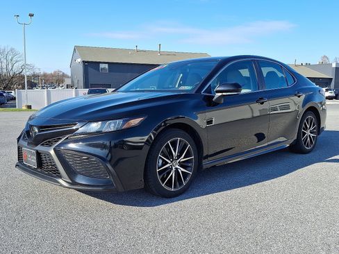 Used 2024 Toyota Camry SE FWD image 3