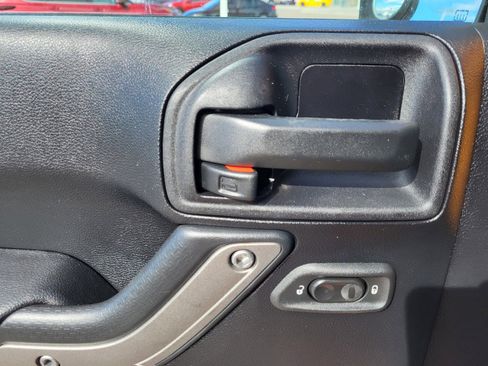 Used 2012 Jeep Wrangler Unlimited Sport image 13