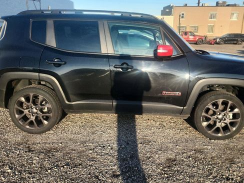 Used 2023 Jeep Renegade Latitude image 2