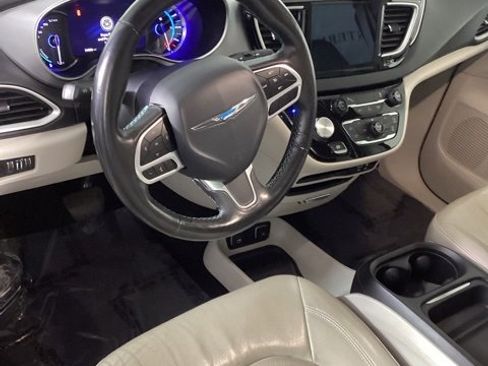 Used 2020 Chrysler Pacifica Touring-L image 9