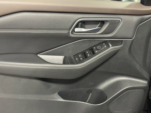 Used 2021 Nissan Rogue SV w/ Premium Package image 18