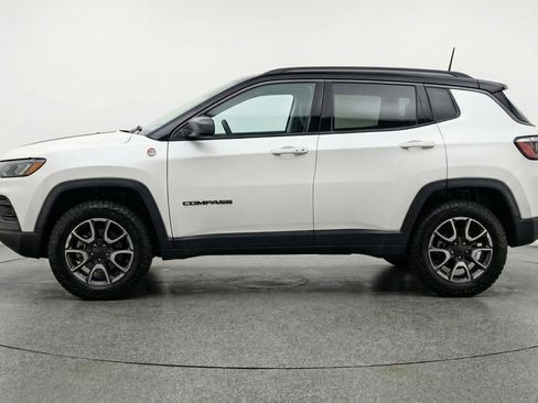 Used 2025 Jeep Compass Trailhawk image 5
