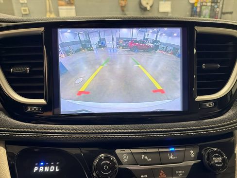 Used 2021 Chrysler Pacifica Touring-L FWD image 8