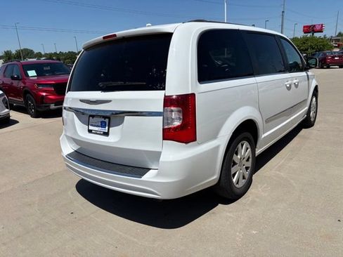 Used 2014 Chrysler Town & Country Touring FWD image 5