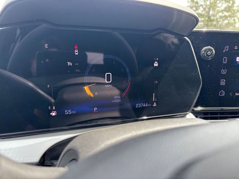 Used 2025 Chevrolet Trax LT FWD image 40