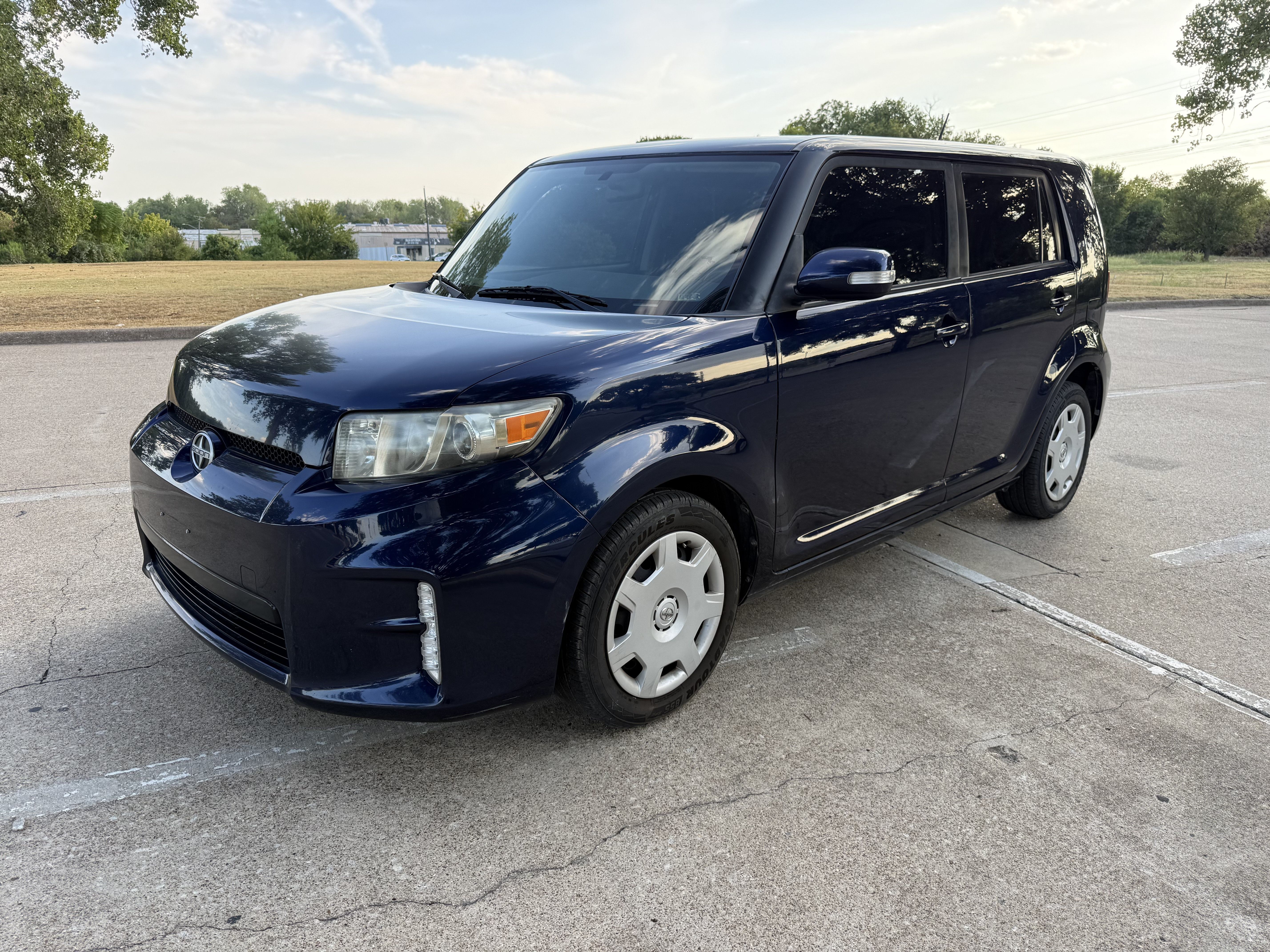 Used 2014 Scion xB FWD image 1