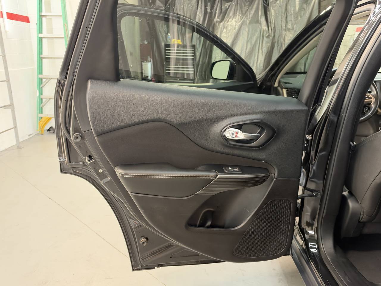 Used 2015 Jeep Cherokee Latitude AWD/4WD image 31
