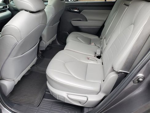 Used 2023 Toyota Highlander XLE image 15