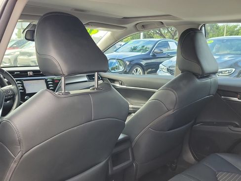 Used 2019 Toyota Camry SE w/ Convenience Package FWD image 12