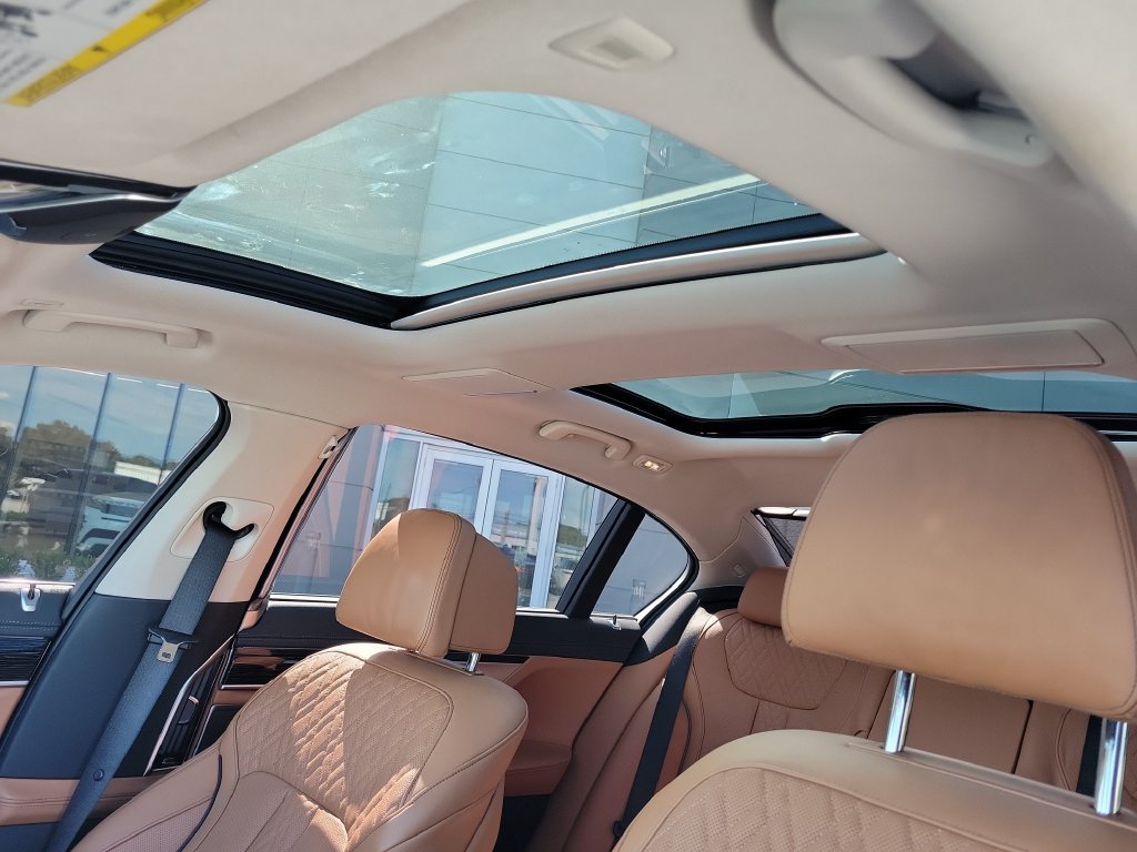 Used 2022 BMW 740i w/ Premium Package RWD image 28