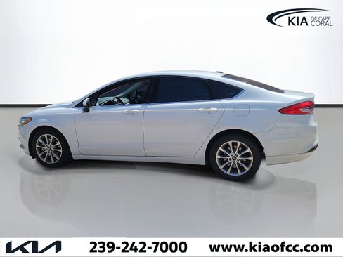 Used 2017 Ford Fusion SE w/ Fusion SE Technology Package image 4