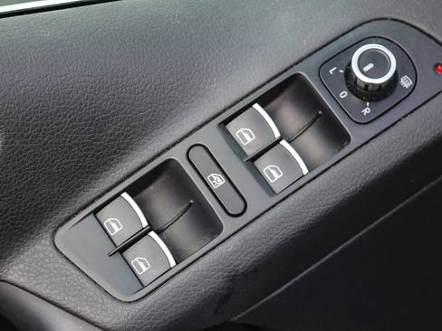 Used 2011 Volkswagen Tiguan SE image 28