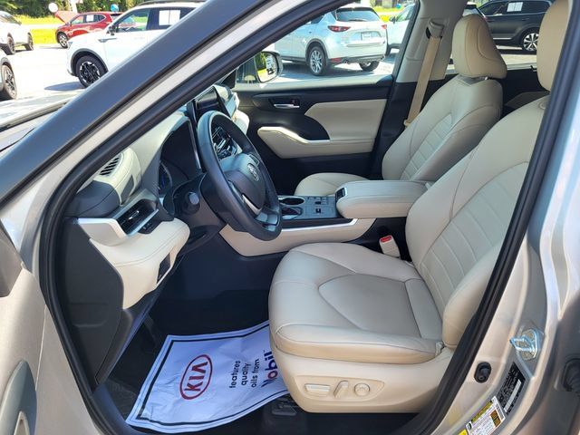 Used 2024 Toyota Highlander XLE AWD/4WD image 11