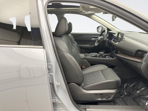 Used 2025 Nissan Rogue Platinum w/ Platinum Premium Package FWD image 18