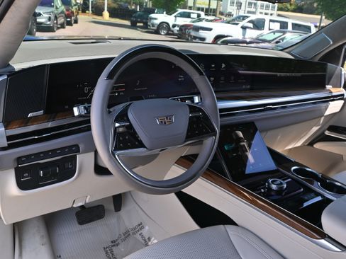 Used 2025 Cadillac Escalade ESV Sport Platinum w/ LPO, ONYX Package image 3