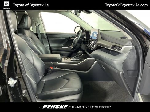 Used 2023 Toyota Highlander XLE image 7