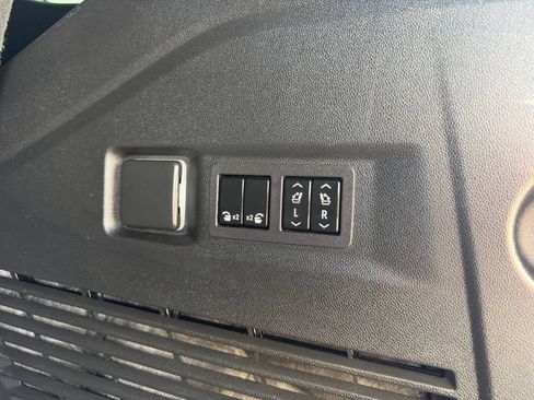 Used 2023 Chevrolet Tahoe Z71 w/ Luxury Package AWD/4WD image 18