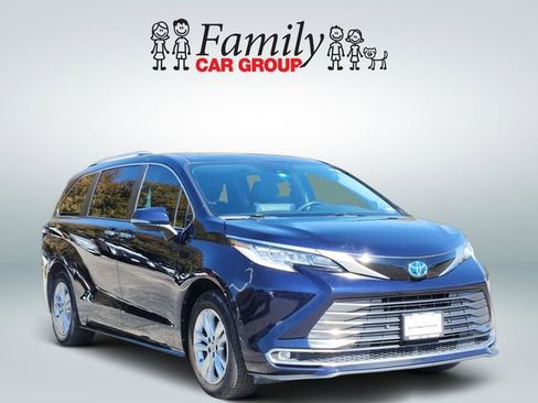 Certified 2022 Toyota Sienna Limited image 2