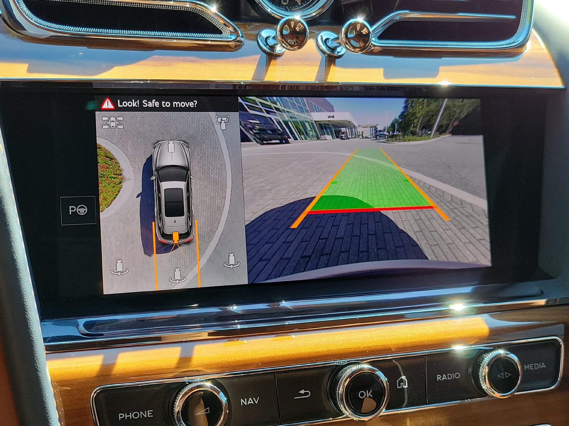 Certified 2025 Bentley Bentayga Extended Wheelbase AWD/4WD image 36
