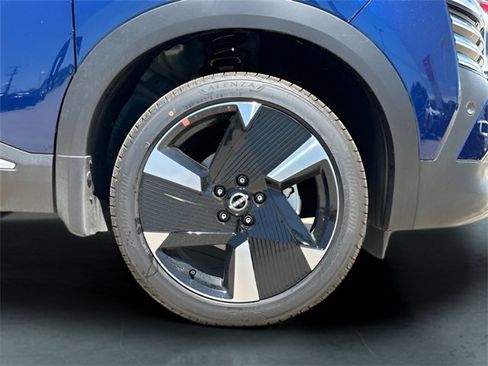 New 2025 Nissan Kicks SR image 3