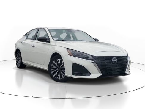 Used 2025 Nissan Altima 2.5 SV FWD image 2