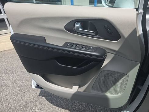 Used 2022 Chrysler Pacifica Touring-L FWD image 28