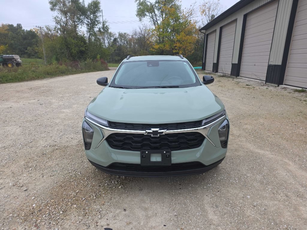 Used 2025 Chevrolet Trax ACTIV FWD image 2