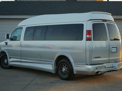 Used 2016 Chevrolet Express 2500 Extended image 38